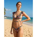 Bikini con estampado geométrico multicolor, compuesto por un top triangular con volados en los breteles y tiras cruzadas en la cintura, y una bombacha tipo tanga de tiro alto.