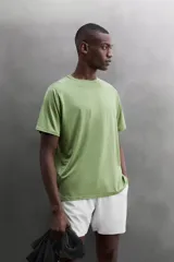 Remera de entrenamiento regular fit de Zara Athleticz, confeccionada en tejido técnico verde melange con estructura, ligero y elástico. Cuenta con tecnología Quick Dry nivel 2, cuello redondo, manga corta, costuras planas y detalle de logo estampado.