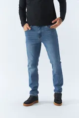 Jean de hombre de calce regular, color celeste.