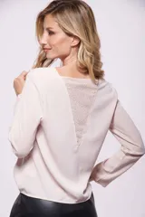 Blusa negra de mangas largas con detalle de encaje en el escote.