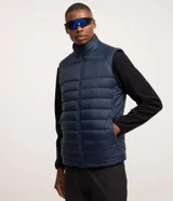 Chaleco puffer deportivo azul marino con cuello alto, diseño acolchado con gajos, cierre frontal con cremallera y bolsillos laterales. Confeccionado en poliamida.