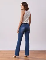 Jean de tiro alto, color azul, con corte bootcut y bolsillos delanteros y traseros.