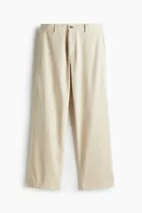Pantalón de pana suave, color beige, con cintura clásica, cierre con botón y bolsillos en las costuras laterales. De corte relajado y silueta recta.