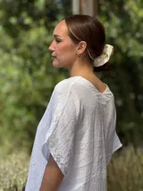 Vestido largo de lino color azul marino, con escote en V y mangas cortas amplias. Presenta un corte relajado y bolsillos laterales.