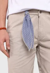 Bermuda color beige con bolsillos laterales y traseros.