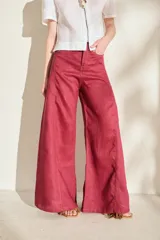 Pantalón wide leg de lino color bordó, de tiro alto y corte amplio con costuras decorativas frontales.
