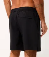 Bermuda deportiva Get Over para hombre, color negro, confeccionada en tejido tecnológico de poliéster con elastano. Presenta cintura elástica con cordón ajustable y bolsillos laterales con cierre.