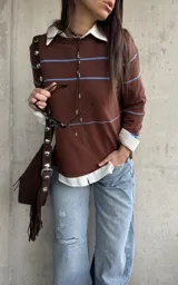 Sweater Bali de tejido liviano, color marrón chocolate con rayas horizontales celestes, de manga larga y cuello redondo.