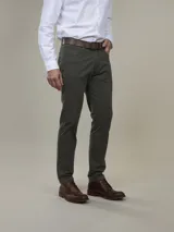 Pantalón de calce comfort confeccionado en tejido sateen con algodón y spandex. Terminación peach touch y teñido garment dye que aporta suavidad y un acabado único.