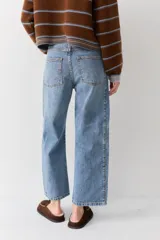 Jean de corte recto y tiro bajo, confeccionado en denim azul con costuras laterales marcadas y diseño de pierna ancha.