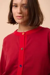 Cárdigan rojo de algodón con botones y cuello redondo.