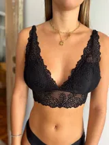 Bralette negro de encaje con escote en V y breteles finos.