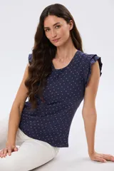 Remera azul marino con estampado sutil y mangas cortas adornadas con doble volado. Presenta cuello redondo y calce clásico.