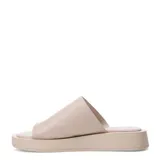 Sandalias planas Miss Carol modelo Amalia, color beige, con diseño de tira ancha en el empeine y separación para el dedo.