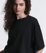 Blusa cropped de corte oversized, color beige, con cuello redondo y mangas cortas. Confeccionada en tejido de media malla de algodón.