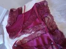 Conjunto de lencería compuesto por un top de encaje y microtul con mangas cortas y escote profundo, y una bombacha tipo hipster de tiro alto confeccionada en encaje con refuerzo de algodón.