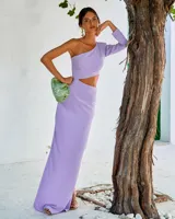 Vestido largo color lavanda de un hombro solo, con manga larga y abertura en la cintura.
