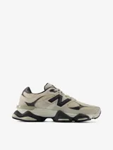 Championes urbanos New Balance modelo 9060, de color gris y beige con detalles en negro. Presentan un diseño robusto y futurista inspirado en la era Y2K, con entresuela gruesa esculpida y el característico logotipo "N" en el lateral.