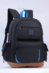 Mochila Discovery de color negro con base reforzada en tono camel. Posee un compartimento principal, dos bolsillos frontales con cremallera y bolsillos laterales con solapa. Presenta detalles en color azul en el asa y cierres, junto con el logo de la marca en el frente.