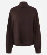 Buzo de cuello alto confeccionado en modal, con mangas largas y puños elásticos. Presenta un diseño liso y versátil con un acabado suave.