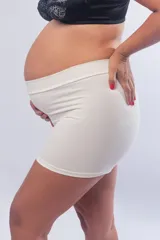 Short maternal de algodón elastizado, con diseño de tiro alto diseñado para cubrir el vientre y pierna corta.