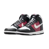 Championes Nike Dunk High de caña alta, con diseño tricolor que combina paneles en negro, burdeos y gris claro. Presenta el icónico swoosh de Nike en blanco, cordones negros y suela de goma bicolor.