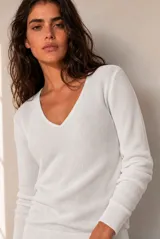 Sweater de tejido de punto color negro, con escote en V y mangas largas.