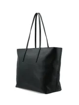 Cartera shopper de gran tamaño, confeccionada en cuero graneado negro, con cierre principal, asas finas y bolsillos interiores.
