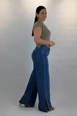 Jeans wide leg tiro medio de color azul, con costuras frontales marcadas a lo largo de las piernas y pequeños tajos en los dobladillos laterales.