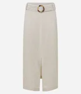 Pollera midi color blanco hueso, de corte recto con tajo frontal. Confeccionada en viscolino, presenta un cinturón con hebilla redonda y detalles de pespuntes y encaje en la parte delantera.