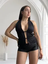 Top negro con escote halter y espalda descubierta.
