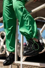 Pantalón parachute fucsia de nylon con cintura elástica y cordones ajustables en los tobillos.