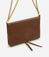 Bolso bandolera de estructura flexible confeccionado en poliuretano color marrón. Presenta correa larga de cadena metálica dorada con apoyo para el hombro, cierre superior con cremallera y tiradores alargados de cuero sintético.