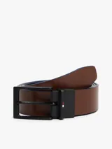 Cinturón reversible de cuero con hebilla metálica negra y detalle de logo de la marca. Diseño versátil con acabado liso.