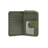 Billetera XL de textura granulada en color verde militar, con cierre perimetral y solapa frontal con broche decorado con una flor metálica.