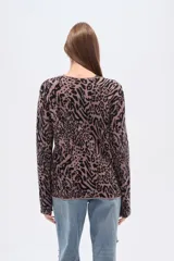 Cardigan de punto con estampado animal print en tonos rosado y negro, de manga larga y escote en V.