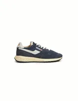 Championes urbanos Autry modelo Reelwind Low, color azul marino con detalles en blanco y beige. Confeccionados en una combinación de gamuza y tejido técnico, presentan el logo de la marca en el lateral y una suela de goma con diseño texturizado.