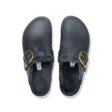 Zueco Boston BB Shearling de Birkenstock, color azul medianoche, con hebilla dorada ajustable y forro interior de piel de oveja. La suela es de corcho y goma.