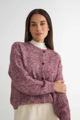Cardigan de tejido de punto jaspeado en tonos rosados y violetas, con cuello redondo y cierre frontal de botones marrones.