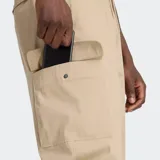 Pantalón cargo de corte deportivo, color beige, con cintura elástica, bolsillos laterales, bolsillos cargo en las piernas y puños elásticos en los tobillos.