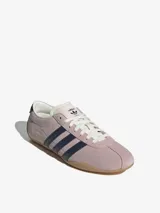 Zapatillas Adidas Tokyo color rosa con las tres tiras laterales en azul marino.