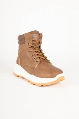 Borcegos deportivos de caña media, color negro, con cordones al tono y suela de plataforma gris con relieve antideslizante.