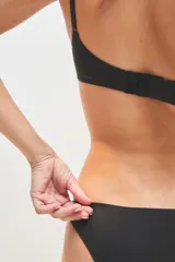 Top de bikini o bralette color blanco hueso, de corte cuadrado y tirantes anchos.