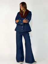 Pantalon de jean negro de corte wide leg, con tiro alto, cierre frontal con botón y bolsillos laterales.
