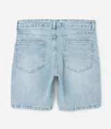 Bermuda masculina de denim negro en modelo slim con cintura fija, trabillas para cinturón, cierre tradicional y bolsillos delanteros y traseros.
