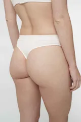 Bombacha tipo colaless de diseño seamless con textura acanalada (rib), de tiro bajo y confeccionada en microfibra suave.