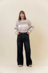 Jean wide leg de tiro alto con calce relajado y pierna amplia. Confeccionado en denim con leve desgaste, cuenta con cintura definida con presillas, bolsillos clásicos y cierre frontal con botón metálico.