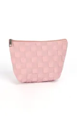 Necessaire de mano color rosa claro con diseño acolchado y textura tejida en patrón de cuadros. Posee cierre superior metálico.