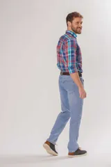 Pantalón de jean clásico de corte recto, color azul denim, con bolsillos traseros y costuras en contraste.