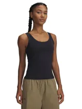 Musculosa deportiva Under Armour de la línea Meridian, color negro, con cuello redondo y diseño ajustado. Confeccionada en tejido elástico de secado rápido con ribetes en cuello y sisas.